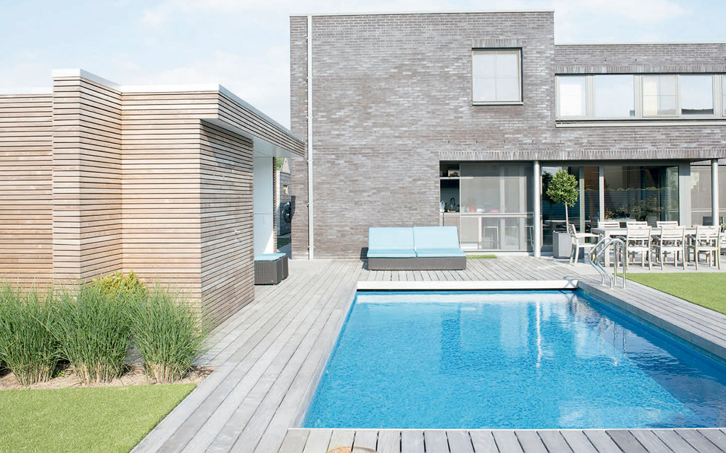 Revestimiento de paredes habitación exterior con un patio y piscina en madera de Termofresno en casa particular en Belgica, proyecto de Thermory 4