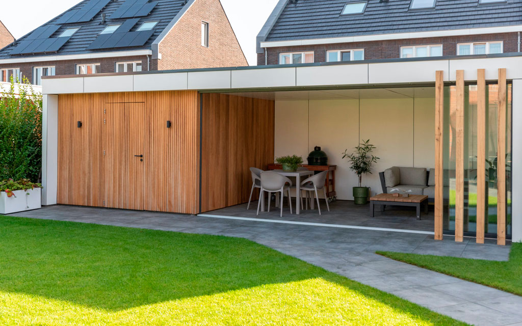 Habitación exterior patio jardin revestida en madera de IPE con el sistema EasyClip by Grad