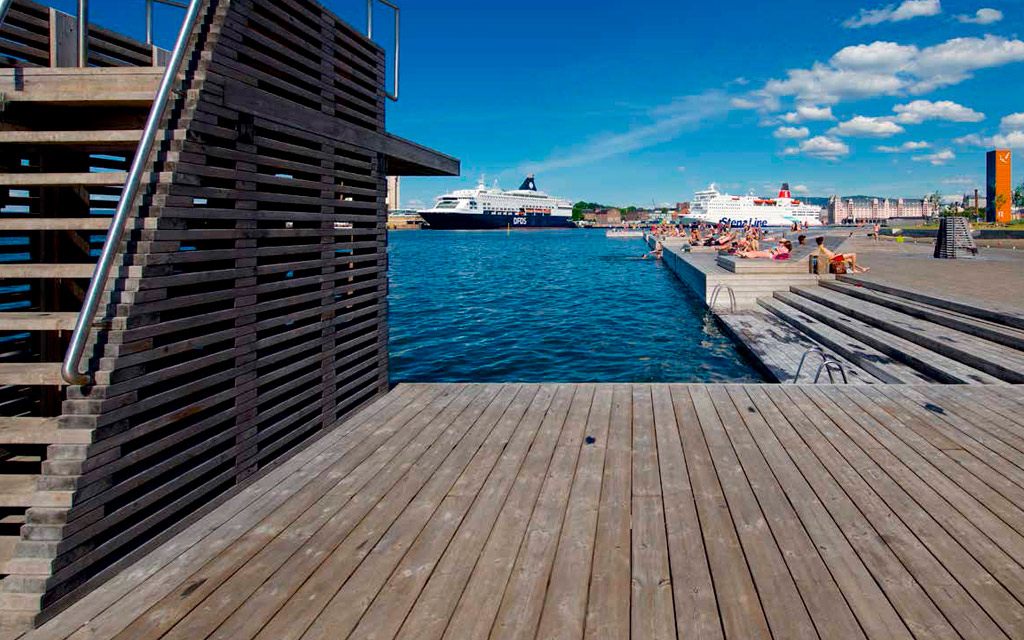 Tarima de suelo exterior en madera de Kebony en una playa del norte de europa proyecto LPO-Architects