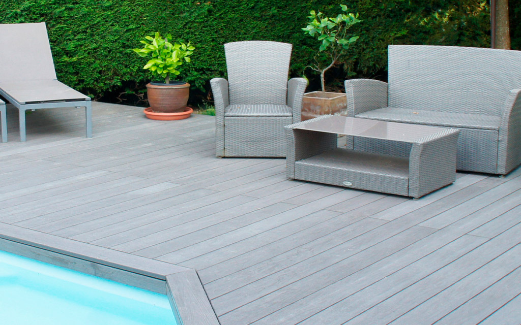 Tarima de suelo exterior en madera composite Nekko color grey alrededor de piscina en casa particular